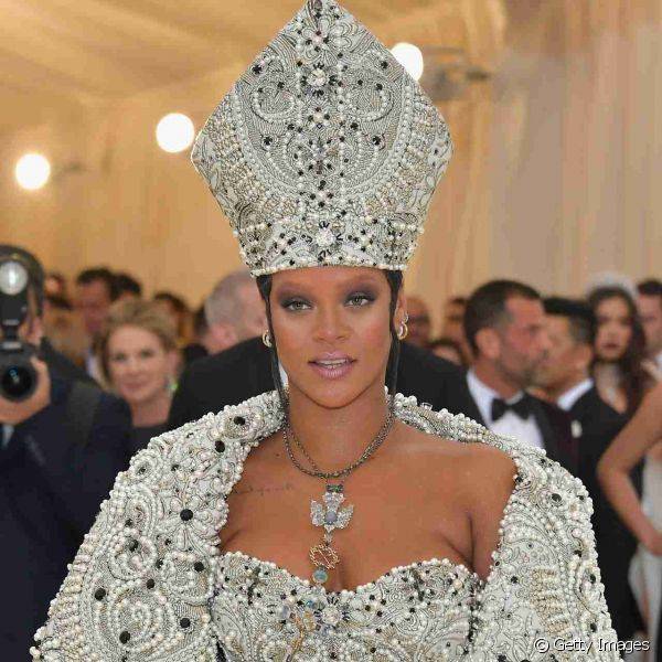 Make Rihanna Met Gala 2018: sombra esfumada marrom comp?s a make da cantora para o red carpet (Foto: Getty Images)